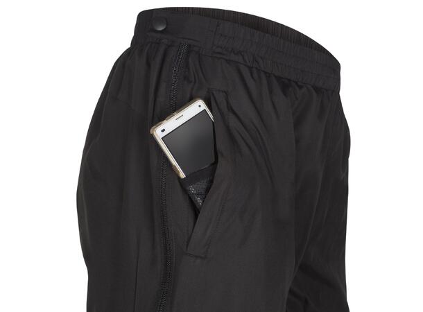 UMBRO Core Woven FZ Pant Sort XS Microfiberbukse med glidelås langs siden 