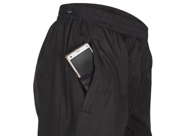 UMBRO Core Woven FZ Pant Sort L Microfiberbukse med glidelås langs siden 