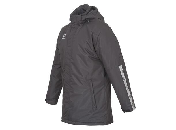 UMBRO UX Elite Team Jacket Sort XS Funksjonell lang vattert klubbjakke 